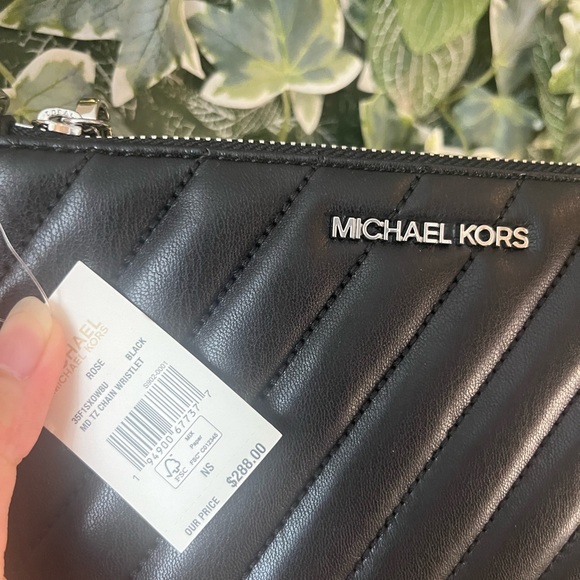 MK medium quilted wristlet - Picture 6 of 8